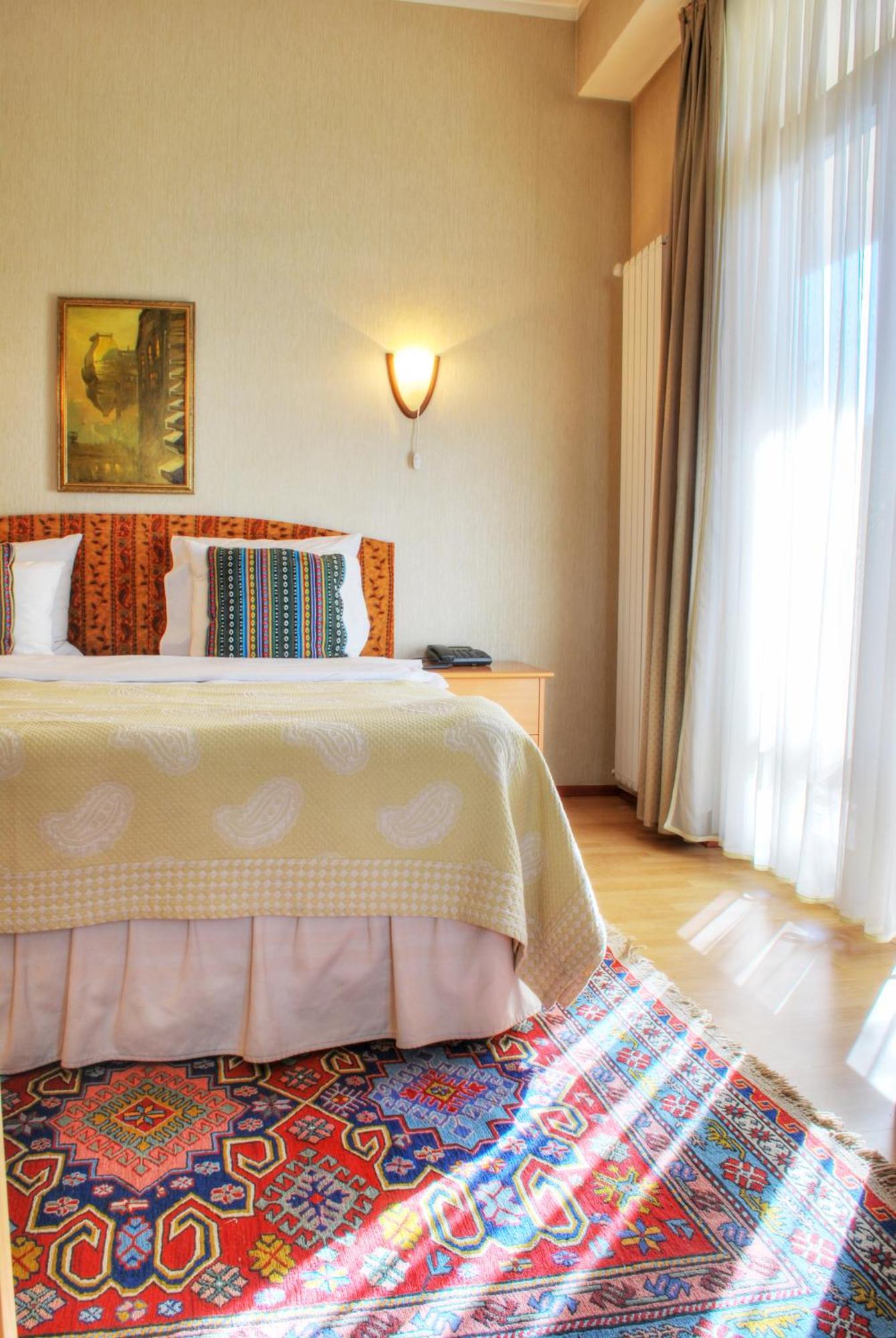 Urban Lodge Hotel Rooms And Suits Tiflis Exterior foto