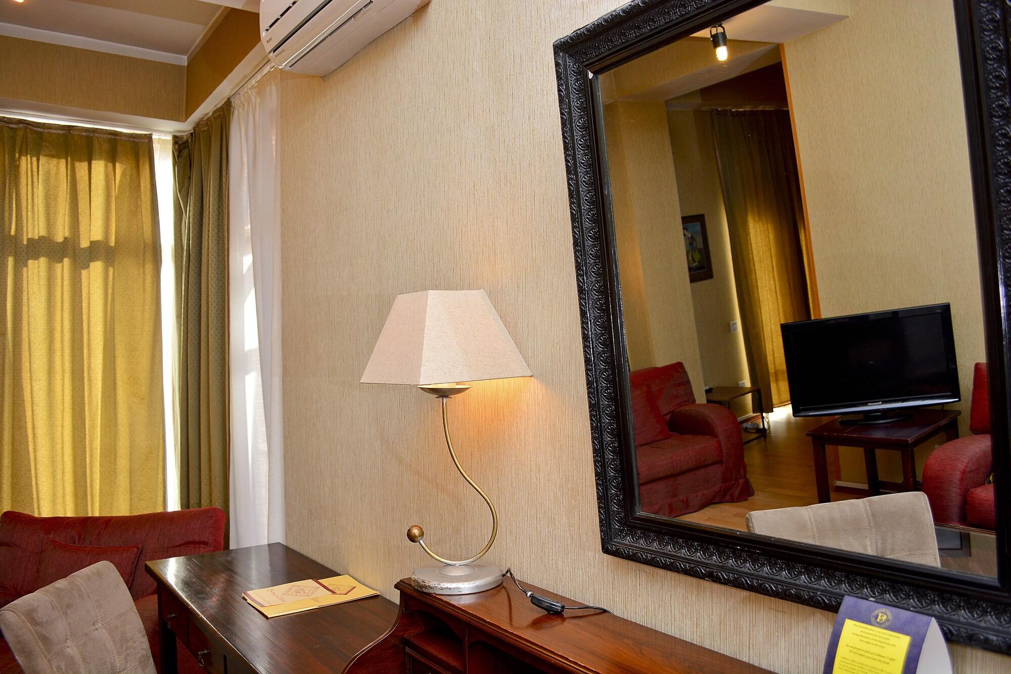 Urban Lodge Hotel Rooms And Suits Tiflis Exterior foto