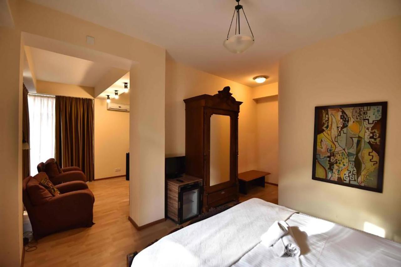 Urban Lodge Hotel Rooms And Suits Tiflis Exterior foto