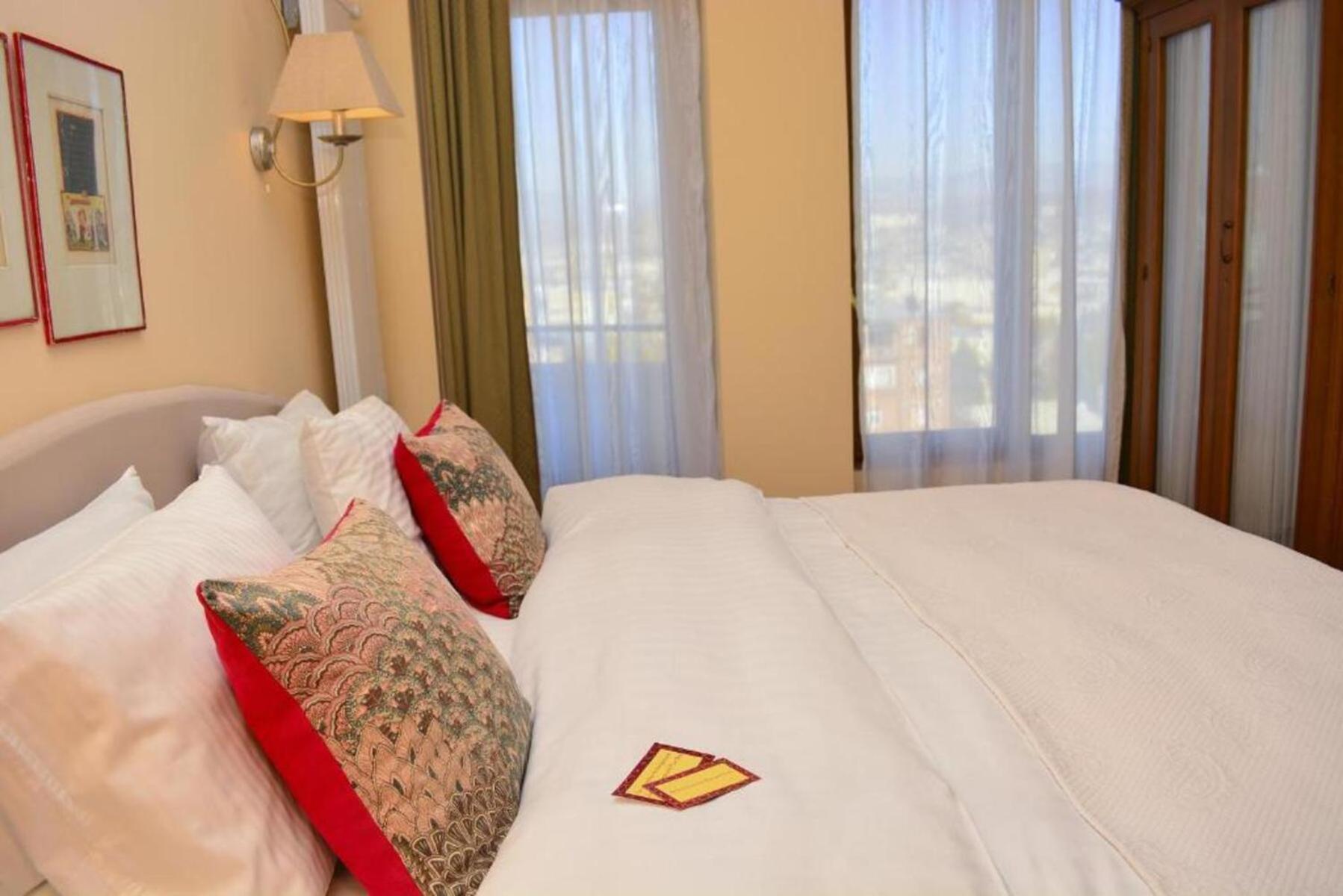 Urban Lodge Hotel Rooms And Suits Tiflis Exterior foto