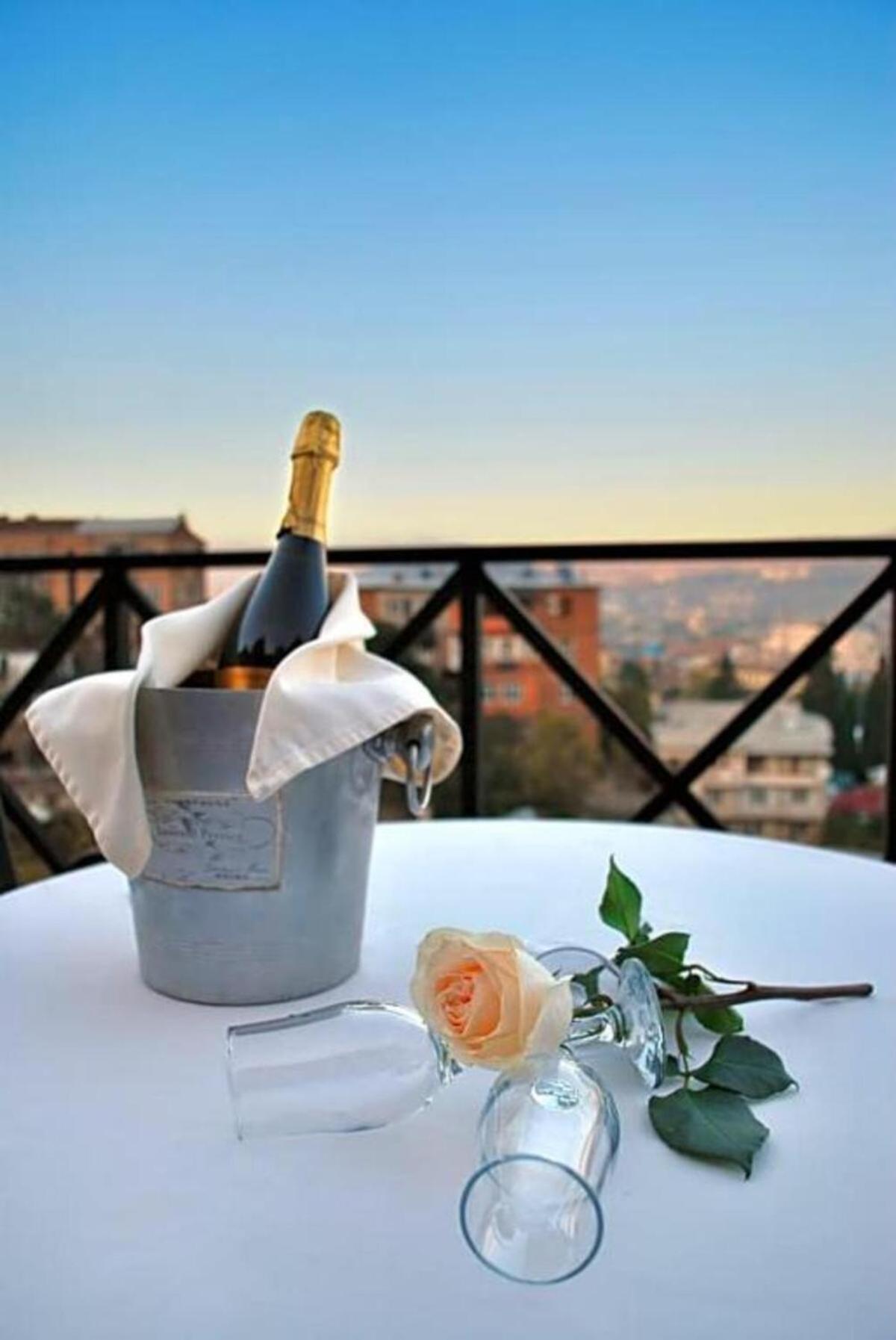 Urban Lodge Hotel Rooms And Suits Tiflis Exterior foto
