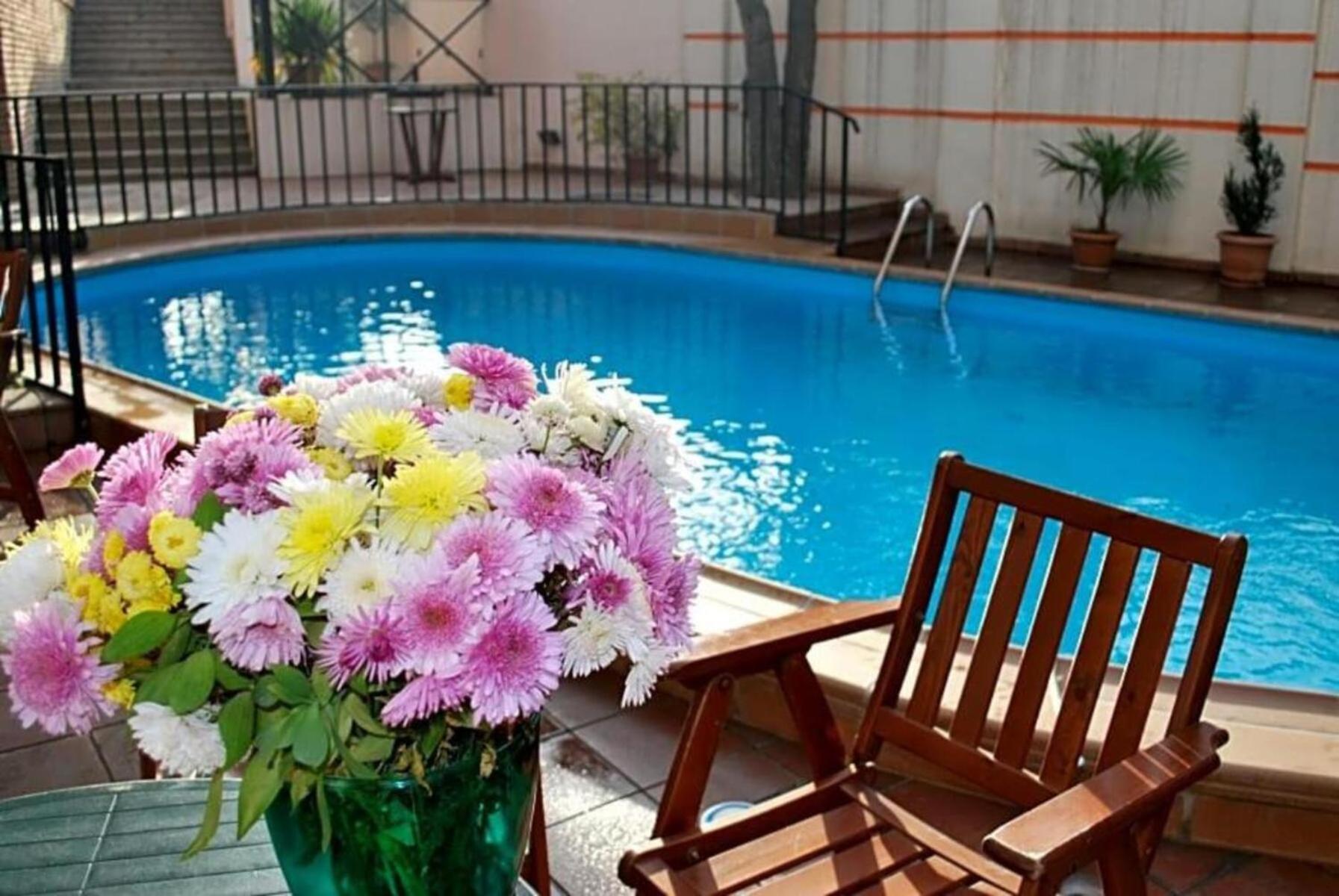 Urban Lodge Hotel Rooms And Suits Tiflis Exterior foto
