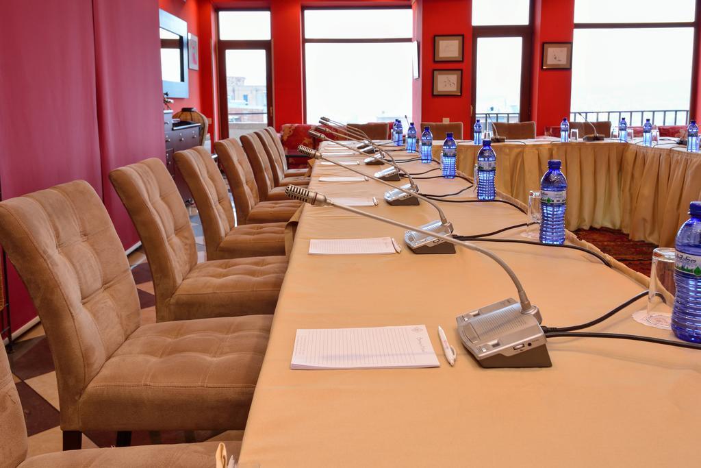 Urban Lodge Hotel Rooms And Suits Tiflis Exterior foto