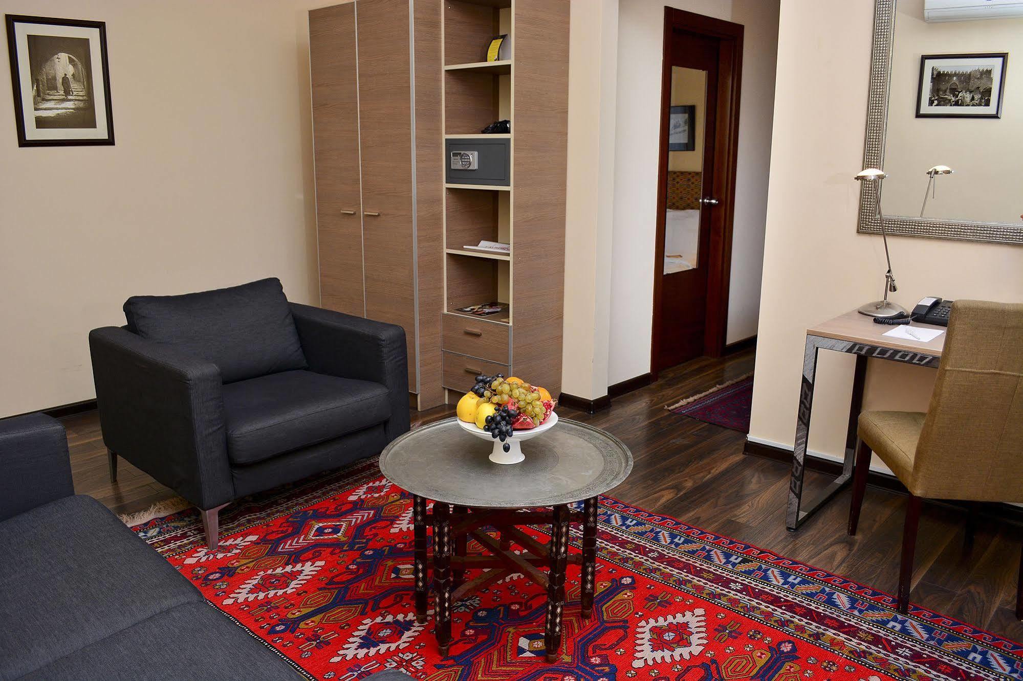Urban Lodge Hotel Rooms And Suits Tiflis Exterior foto